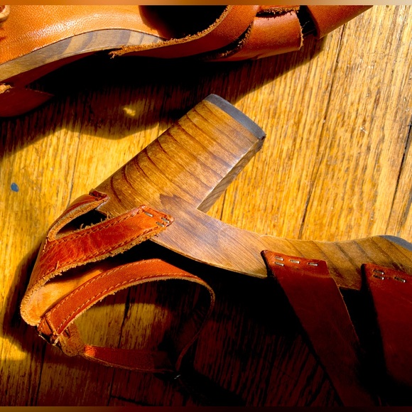 STUNNING 1970’s Wooden Stacked Heel Sandals, Gorgeous Leather 🤎 and Wood 🤎 - Picture 9 of 14